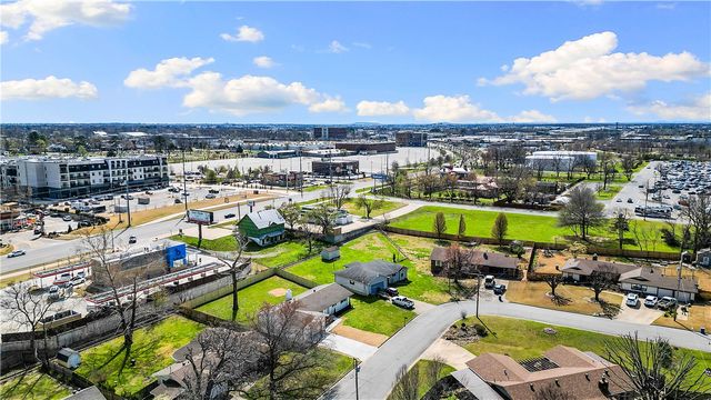 205 Big Tree Drive, Bentonville, AR 72712