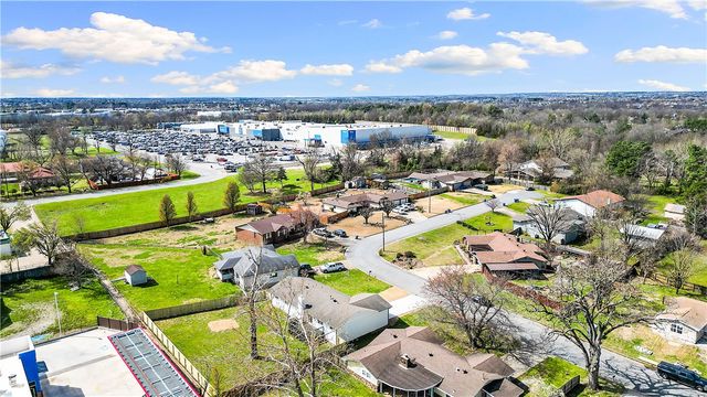 205 Big Tree Drive, Bentonville, AR 72712