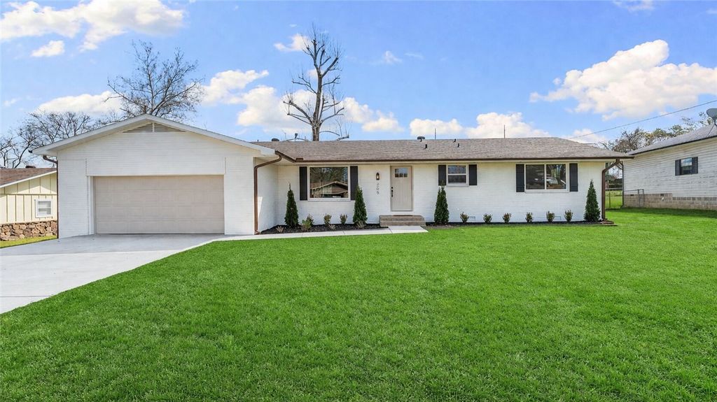 205 Big Tree Drive, Bentonville, AR 72712