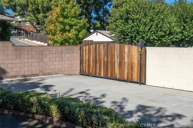 25085 Highspring, Newhall, CA 91321