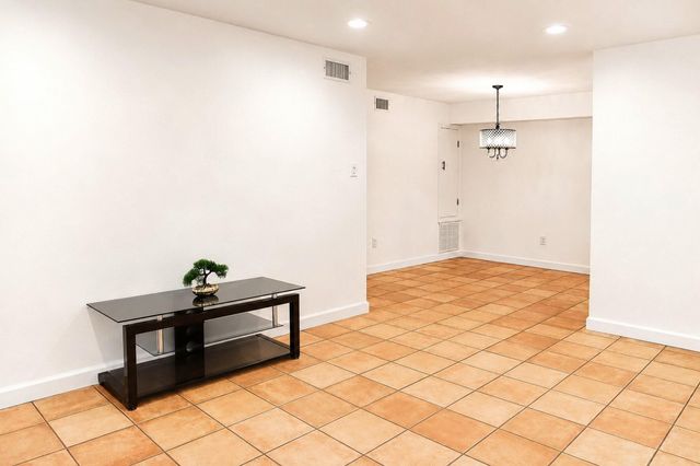 2744 Briarhurst Drive 31, Houston, TX 77057