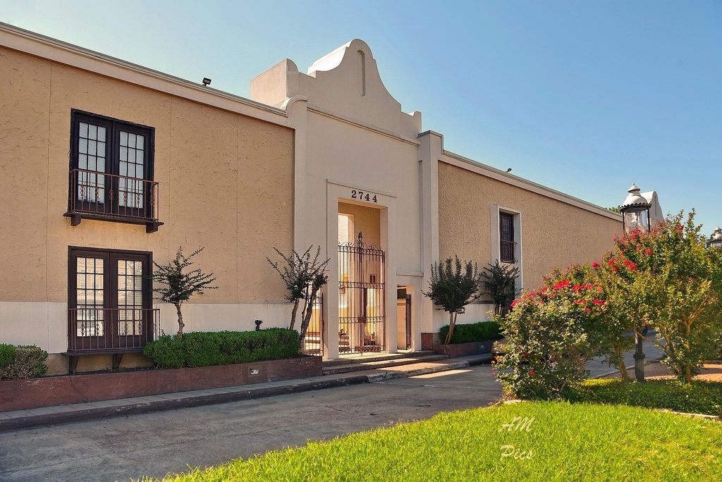 2744 Briarhurst Drive 31, Houston, TX 77057