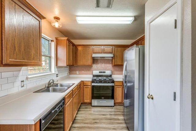 124 Meadowside DR, Hutto, TX 78634