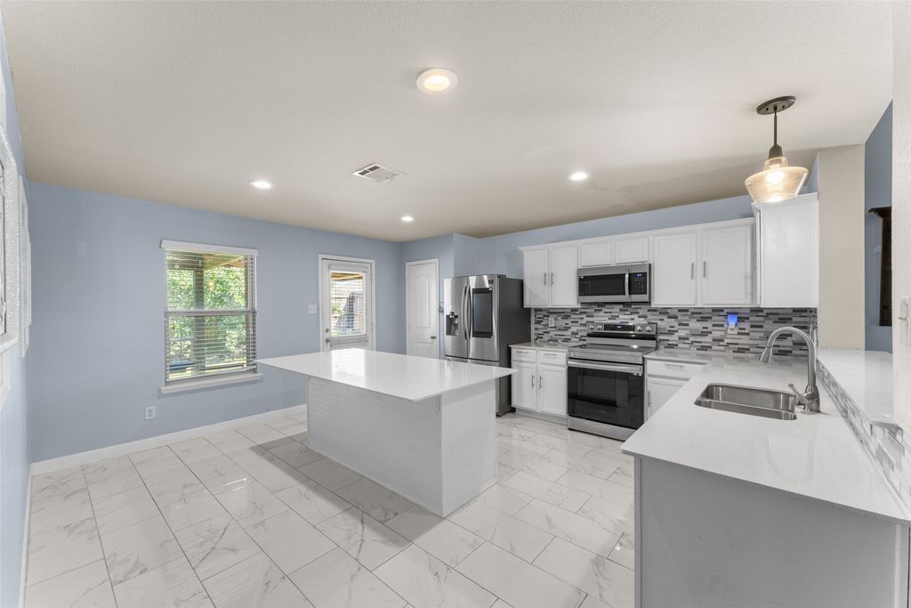 2707 Old Farm Drive, Seagoville, TX 75159