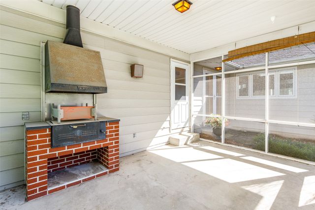 2216 Duff Avenue, Ames, IA 50010
