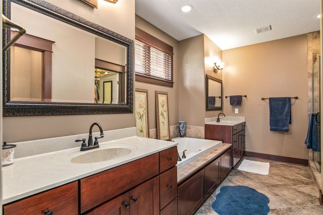 5561 Sandstone Drive, West Des Moines, IA 50266