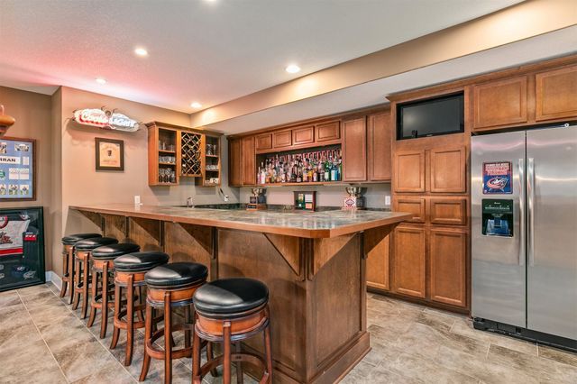 5561 Sandstone Drive, West Des Moines, IA 50266