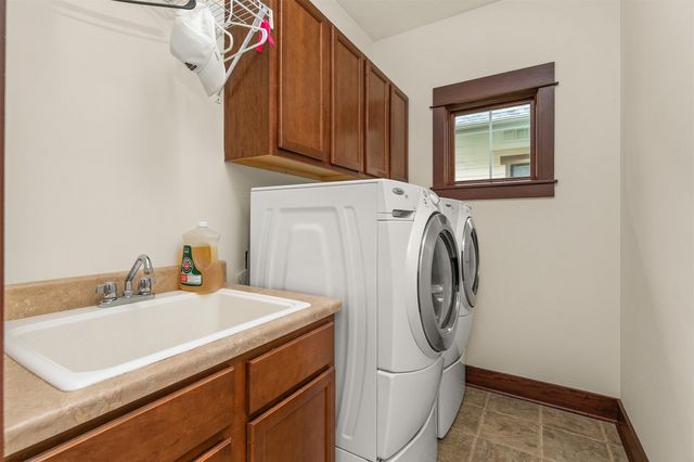5561 Sandstone Drive, West Des Moines, IA 50266
