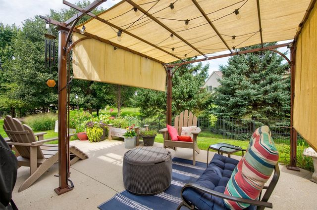 5561 Sandstone Drive, West Des Moines, IA 50266
