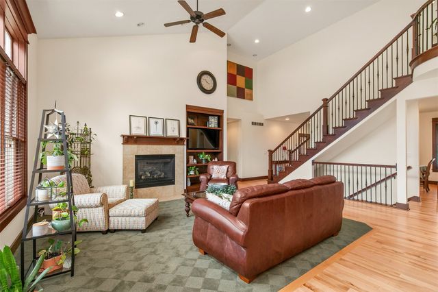 5561 Sandstone Drive, West Des Moines, IA 50266
