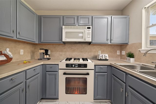 8614 Black Cliff Lane, Houston, TX 77075