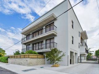 1053 NW 29th Street Casa Flambo, Miami, FL 33127