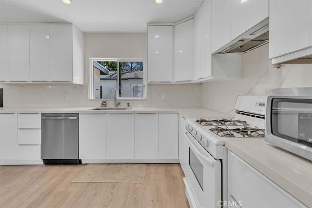 18352 Bessemer, Tarzana, CA 91335