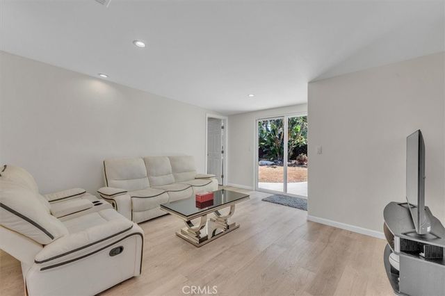 18352 Bessemer, Tarzana, CA 91335