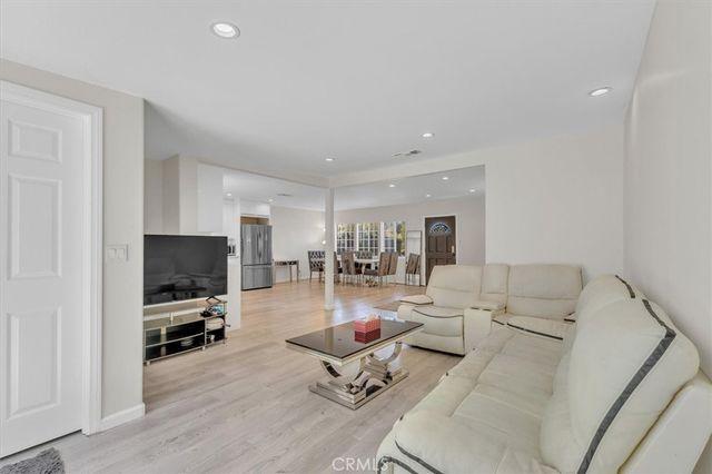 18352 Bessemer, Tarzana, CA 91335
