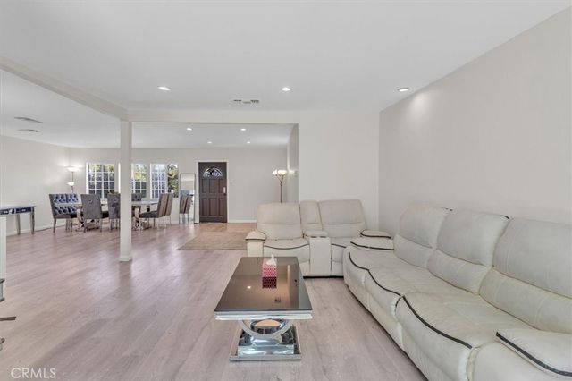 18352 Bessemer, Tarzana, CA 91335