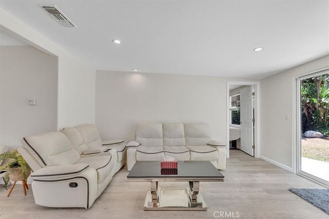 18352 Bessemer, Tarzana, CA 91335