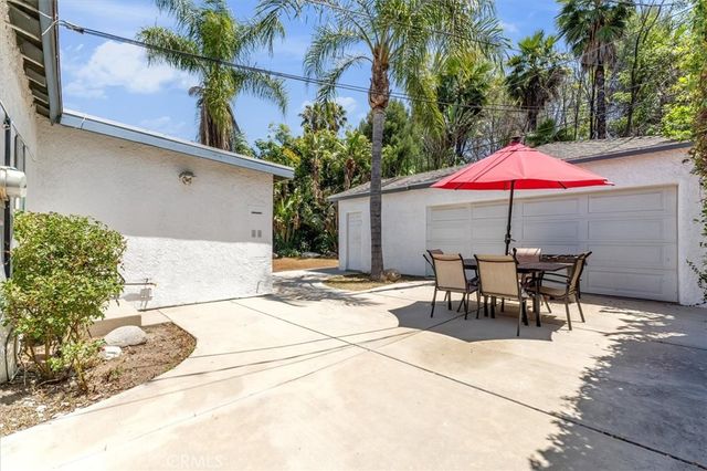 18352 Bessemer, Tarzana, CA 91335