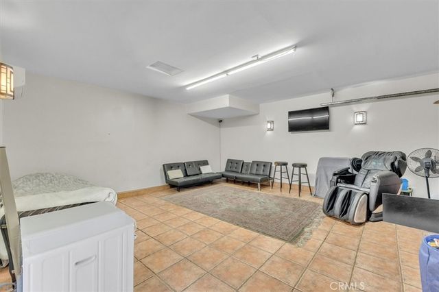 18352 Bessemer, Tarzana, CA 91335