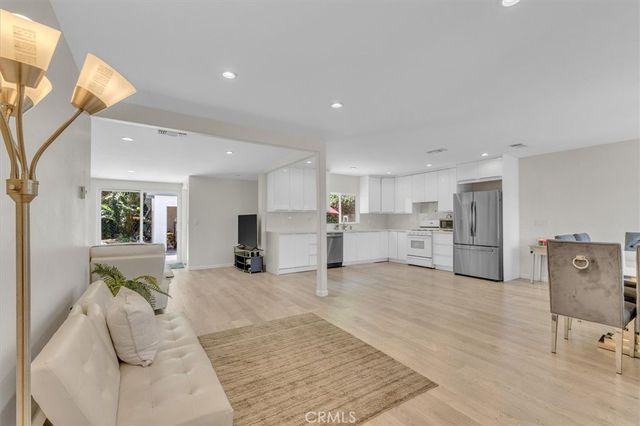 18352 Bessemer, Tarzana, CA 91335