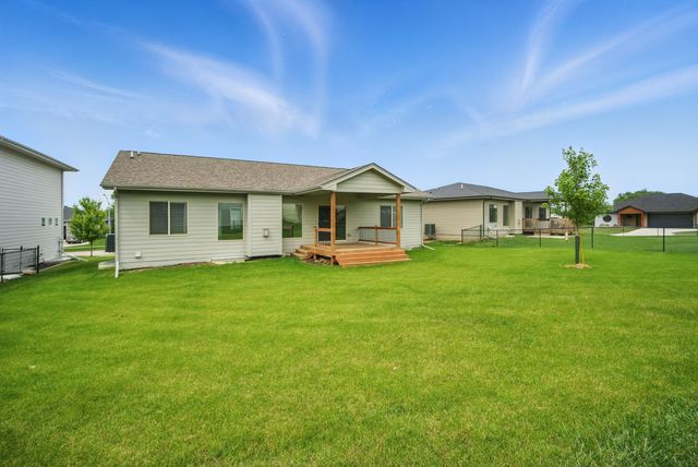 8704 Highland Oaks Drive, Johnston, IA 50131