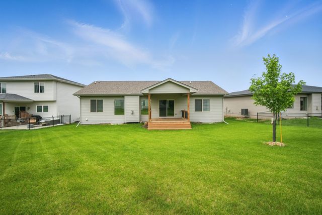 8704 Highland Oaks Drive, Johnston, IA 50131