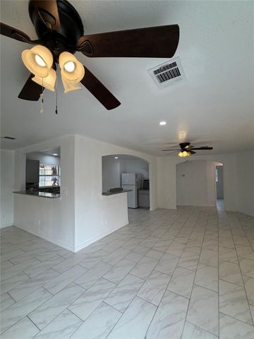 9210 Tacquard Drive, Hitchcock, TX 77563