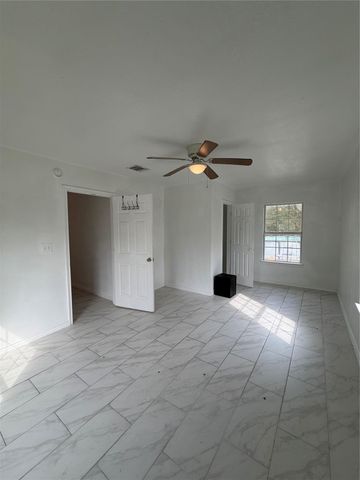 9210 Tacquard Drive, Hitchcock, TX 77563