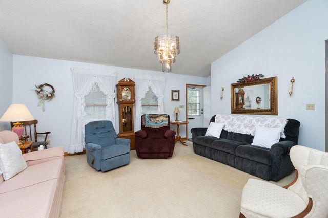 12 TRUITT LN, Fishersville, VA 22939