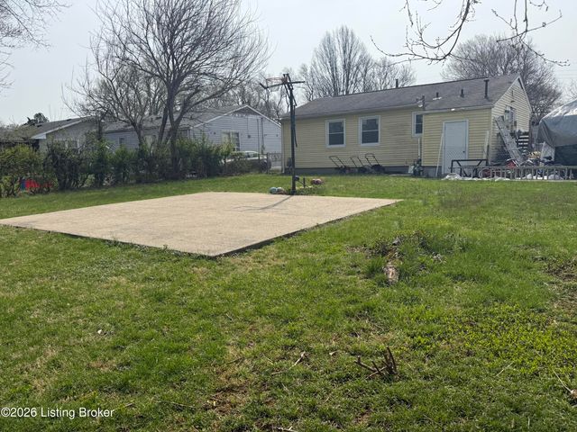 5305 Red Oak Ln, Louisville, KY 40218