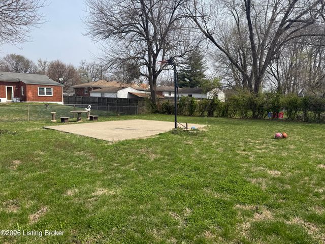 5305 Red Oak Ln, Louisville, KY 40218