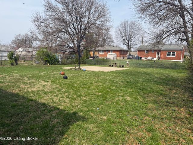 5305 Red Oak Ln, Louisville, KY 40218