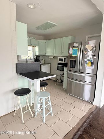 5305 Red Oak Ln, Louisville, KY 40218