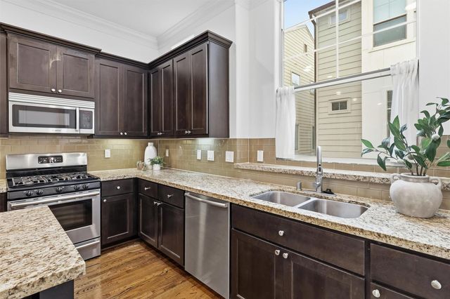 2411 Beall Street, Houston, TX 77008