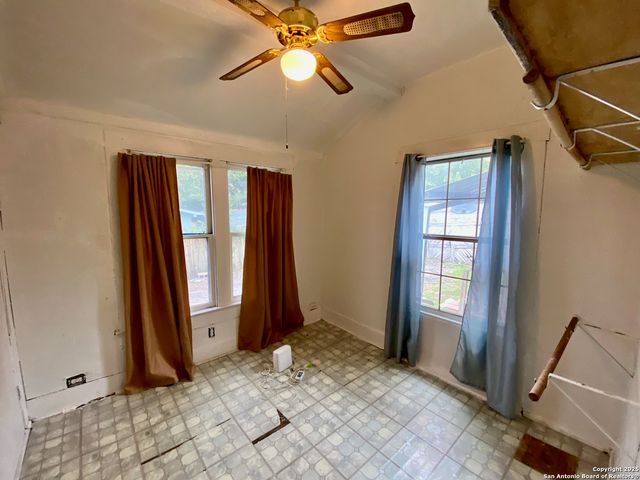 2213 N Flores, San Antonio, TX 78212