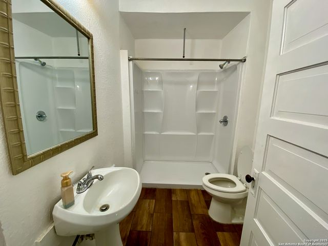 2213 N Flores, San Antonio, TX 78212