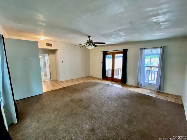 2213 N Flores, San Antonio, TX 78212