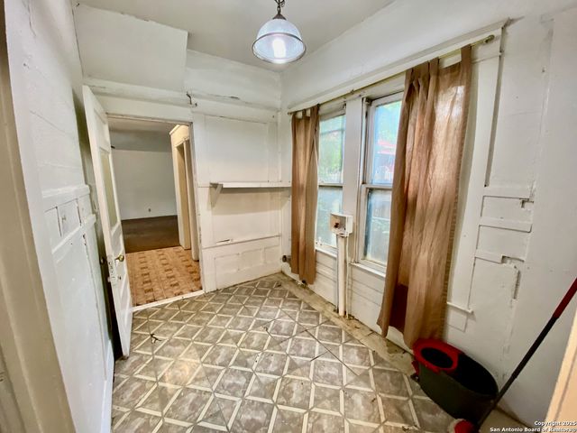2213 N Flores, San Antonio, TX 78212
