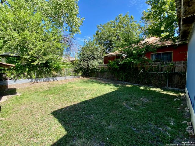 2213 N Flores, San Antonio, TX 78212