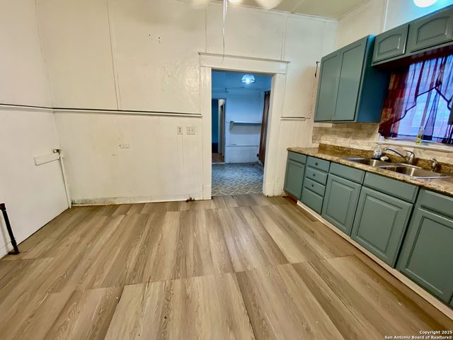 2213 N Flores, San Antonio, TX 78212