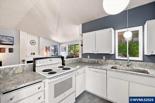 2894 SE Glenn St, Corvallis, OR 97333