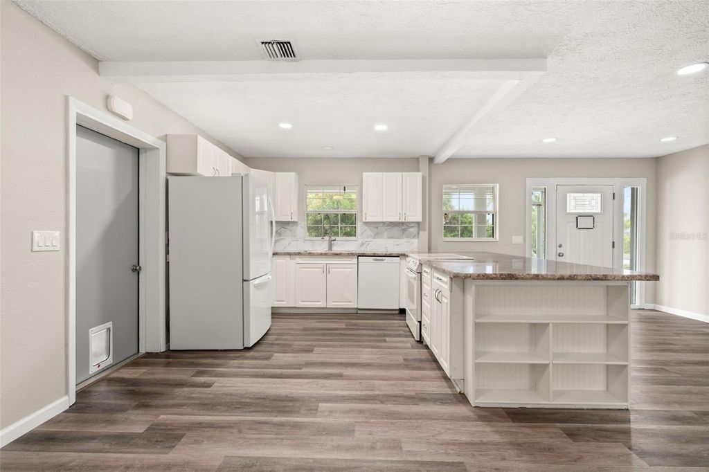 Image 14 of property listing at 5929 MURDOCK AVENUE, Sarasota, FL 34231