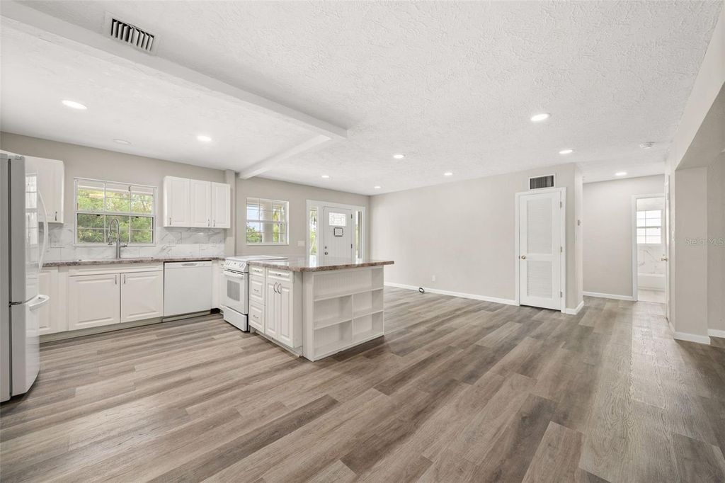 Image 15 of property listing at 5929 MURDOCK AVENUE, Sarasota, FL 34231