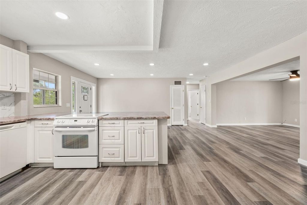 Image 16 of property listing at 5929 MURDOCK AVENUE, Sarasota, FL 34231