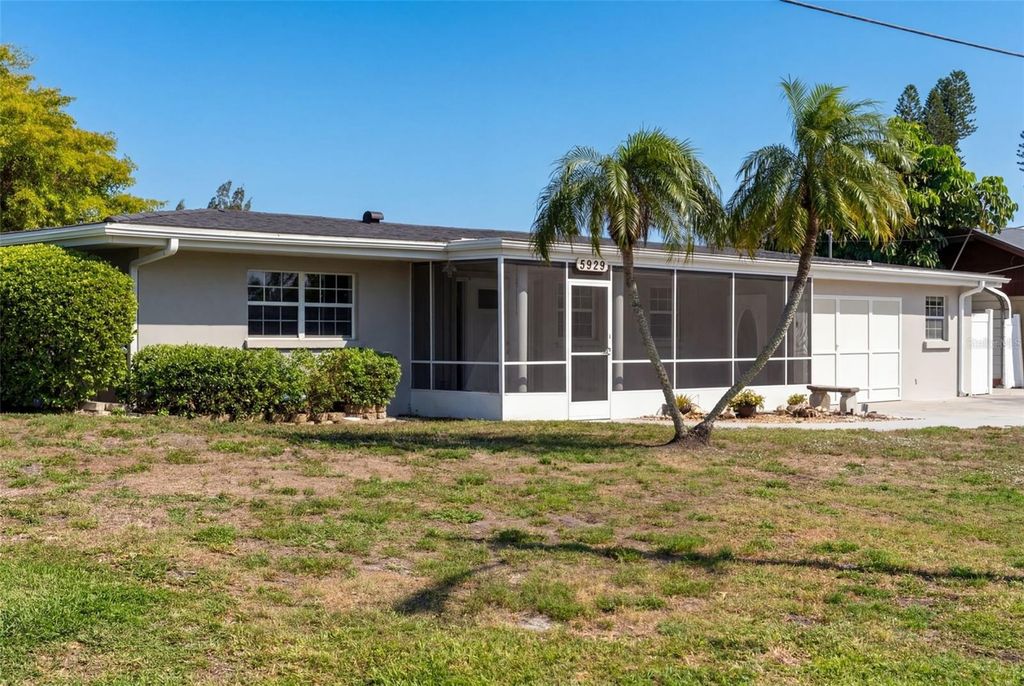 Image 4 of property listing at 5929 MURDOCK AVENUE, Sarasota, FL 34231