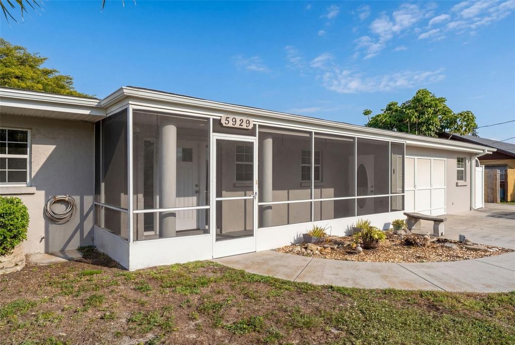 Image 5 of property listing at 5929 MURDOCK AVENUE, Sarasota, FL 34231