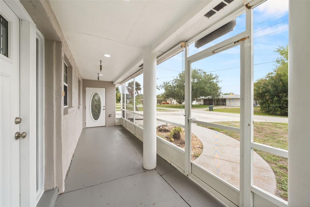 Image 8 of property listing at 5929 MURDOCK AVENUE, Sarasota, FL 34231