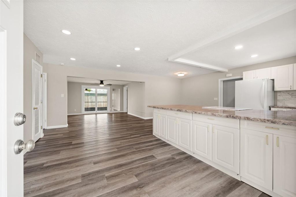 Image 9 of property listing at 5929 MURDOCK AVENUE, Sarasota, FL 34231