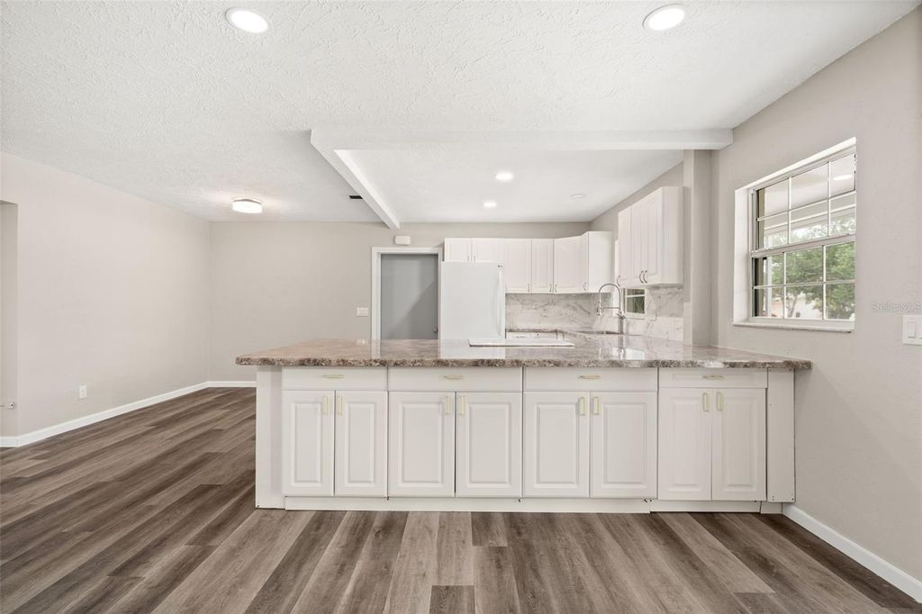 Image 10 of property listing at 5929 MURDOCK AVENUE, Sarasota, FL 34231