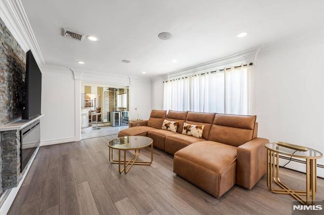 535 Willow Avenue, Lyndhurst, NJ 07071